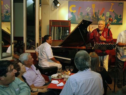 Paquito D&rsquo;Rivera performs in the Caf&eacute; Central for an audience that includes author Mario Vargas Llosa (third from left).