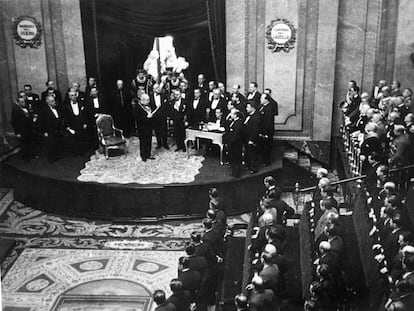 Manuel Azaña promete su cargo como presidente de la República en el Congreso de los Diputados, en mayo de 1936.