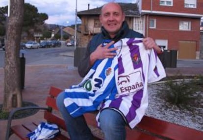 Manolo Pe&ntilde;a, con las camisetas de la Ponferradina y del Valladolid en 2011.