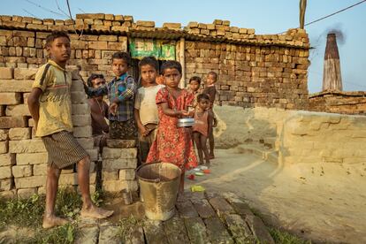 Una familia de origen indio junto a uno de los hornos de Biratnagar. La mayoría de los ladrilleros del sur del país procede de la India porque los salarios en Nepal son más altos. Estos trabajadores llegan al final del monzón y permanecen hasta finales de marzo. Al vivir este tipo de vida seminómada, muchos de estos niños abandonan la escuela porque no pueden aprobar los exámenes y pasar al siguiente ciclo educativo.