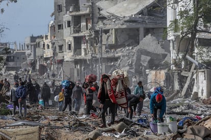 Refugiados palestinos caminan este domingo por una carretera de camino a Rafah, al sur de la Franja, tras la entrada en vigor del alto el fuego entre Israel y Hamás.