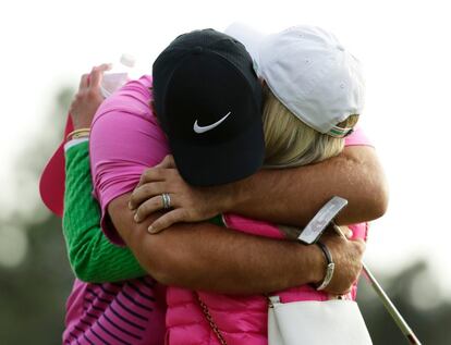 Patrick Reed celebra su victoria con su mujer Justine Karain después de ganar el Masters de Augusta.