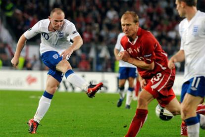 Rooney dispara a portería durante el partido contra Suiza.