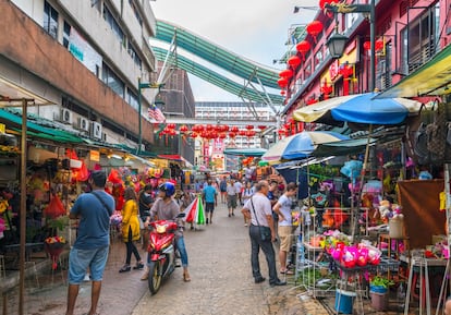 Varios puestos en una de las calles del Chinatown de Kuala Lumpur.