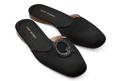 Mules negros de Stuart Weitzman personalizables con letras en forma de clip de quita y pon (c.p.v.)