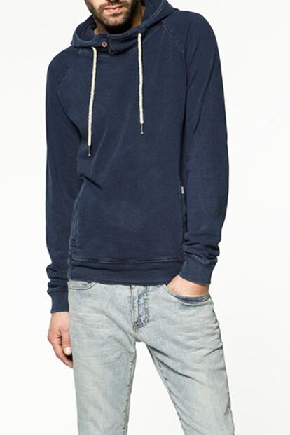 Sudadera de hombre efecto denim de color azul oscuro. De Zara. (12,99 euros).