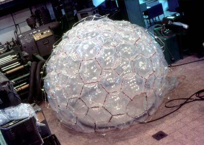 La cúpula de almohadillas de polietileno a prueblas en una sala de máquinas, antes de que Prada Poole lo colocara en el Paseo de la Castellana en 1969. |