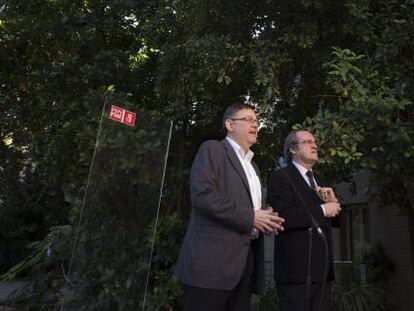 Ximo Puig y &Aacute;ngel Gabilondo en el Jard&iacute; Bot&agrave;nic de Valencia. 