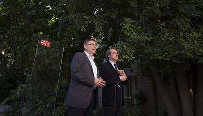 Ximo Puig y &Aacute;ngel Gabilondo en el Jard&iacute; Bot&agrave;nic de Valencia. 