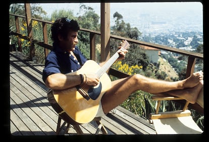 A Hutch-less Paul Michael Glaser, aka Starsky, in Bermuda shorts at his home in 1975.
