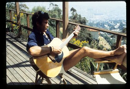 Paul Michael Glaser, o sea, Starsky, con bermudas y sin Hutch en su casa en 1975.