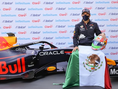 Sergio 'Checo' Pérez posa con su coche, este martes en Ciudad de México.