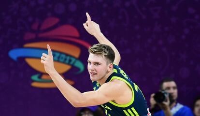 Doncic celebra una canasta