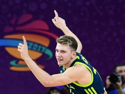 Doncic celebra una canasta