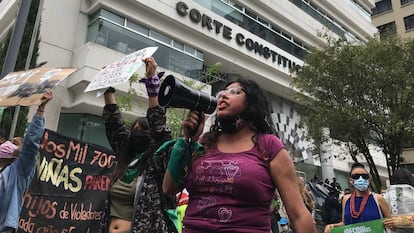 Activistas de grupos feministas se manifiestan a favor del aborto en Quito (Ecuador)