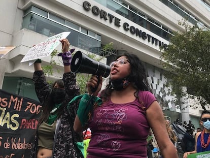 Activistas de grupos feministas ecuatorianos, en las manifestaciones del pasado abril frente a la Corte Constitucional, en Quito.