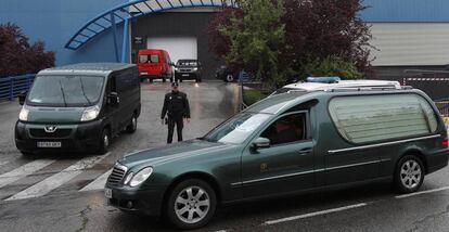 Un coche fúnebre a las puertas del Palacio de Hielo, el centro comercial con pista de patinaje situado en Madrid, que ha sido habilitado como morgue para albergar los restos de personas fallecidas con coronavirus.