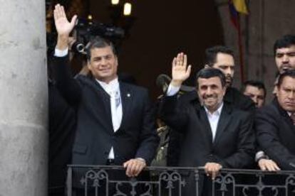 El presidente de Ecuador, Rafael Correa (i), saluda junto a su homólogo de Irán, Mahmud Ahmadineyad (d), el pasado 12 de enero de 2012, desde el balcón del Palacio de Gobierno en Quito (Ecuador). EFE/Archivo