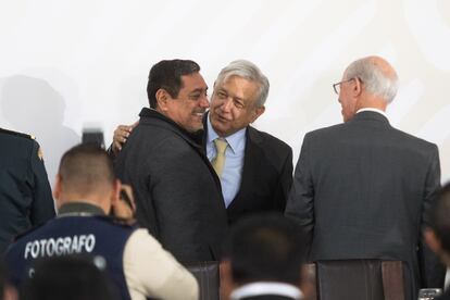 Andrés Manuel López Obrador abraza a Félix Salgado Macedonio en febrero de 2020.