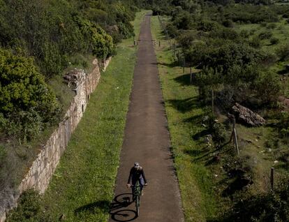 Un tramo de la Vía Verde de la Sierra Norte de Sevilla, a su paso por la localidad de San Nicolás del Puerto.