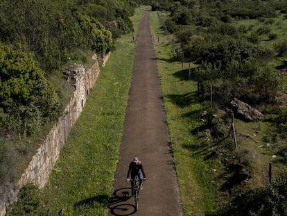 Un tramo de la Vía Verde de la Sierra Norte de Sevilla, a su paso por la localidad de San Nicolás del Puerto.