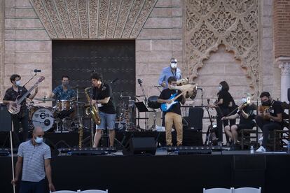 Diego Villegas y la Electro-Acustic Band hacen un último ensayo dos horas antes del inicio del espectáculo 'Cinco'. Toda la banda utiliza mascarilla durante este tiempo.