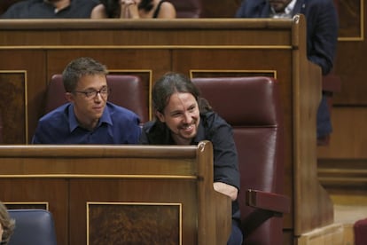El secretario general de Podemos, Pablo Iglesias (d), y el portavoz de Podemos en el Congreso, Iñigo Errejón (i) siguen desde sus escaños la intervención del presidente del gobierno en funciones, Mariano Rajoy.