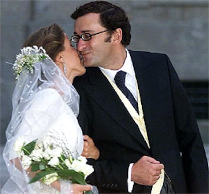 Ana Aznar besa a su marido, Alejandro Agag. PLANO MEDIO - ESCENA