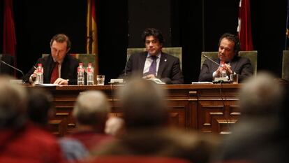 El alcalde de Alcorc&oacute;n (en el centro), en un pleno municipal en enero.