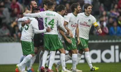 Raúl, el segundo por la derecha, celebra un gol.