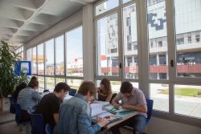 Grupo de alumnos en uno de los edificios de la UPV.