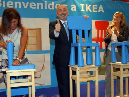 La conselleira de Traballo, Beatriz Mato (en la foto, intentando montar una silla infantil) y el alcalde de A Coruña, Javier Losada (ya con ella lista), inauguraron el centro comercial con la directora general adjunta de Ikea Ibérica, Danielle Seguin.