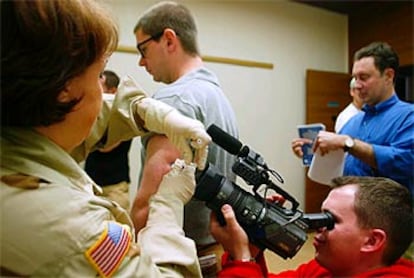 Un reportero de televisión recibe una vacuna en previsión de una guerra bacteriológica en Kuwait.