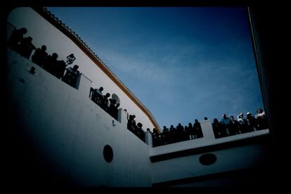 El público se agolpa en las terrazas del interior de la plaza para ver la llegada de los toreros.
