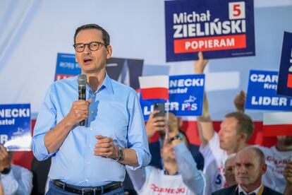 El primer ministro polaco, Mateusz Morawiecki, el día 26 en un mitin del PiS en Trzacianka, al noroeste del país.