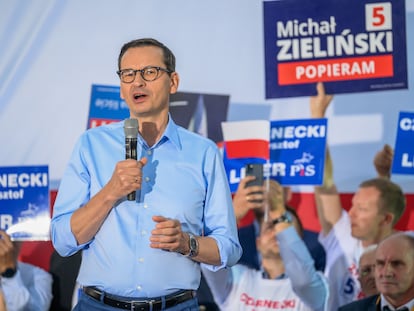 El primer ministro polaco, Mateusz Morawiecki, el día 26 en un mitin del PiS en Trzacianka, al noroeste del país.