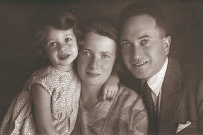 Dita Kraus, por entonces Dita Polach, con sus padres Liesl y Hans, en 1932.