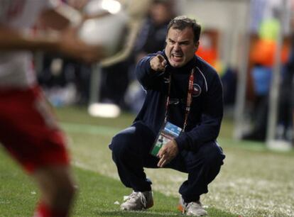 Bielsa realiza indicaciones en la banda durante el Chile-Suiza del pasado Mundial de Sudáfrica.