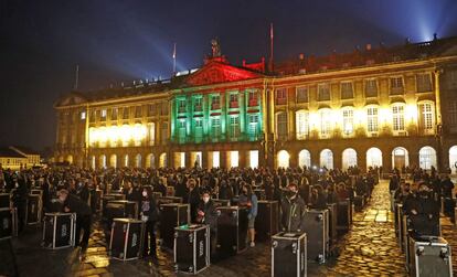 Centenares de trabajadores de las artes escénicas se manifiestan en Santiago de Compostela.