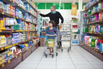 Consumidores en un supermercado de Florianópolis