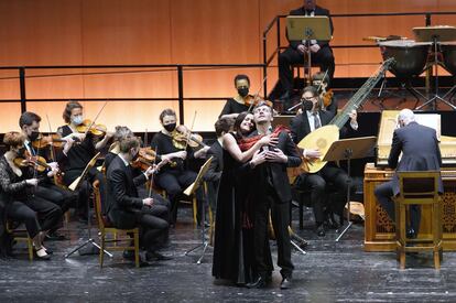 Sophie Junker (Cupido) y Sebastian Myrus (Genio del Frío) en su gran escena del comienzo del tercer acto de 'King Arthur' de Henry Purcell.