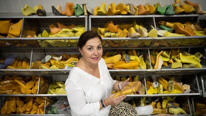 María José Soto, profesora de calzado en el instituto La Torreta de Elda (Alicante), un ciclo que solo cubre el 22% de las plazas que ofrece.