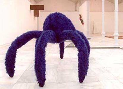 Una vista de la exposición de Pino Pascali, con la escultura <i>La viuda azul </i>(1968) en primer término.