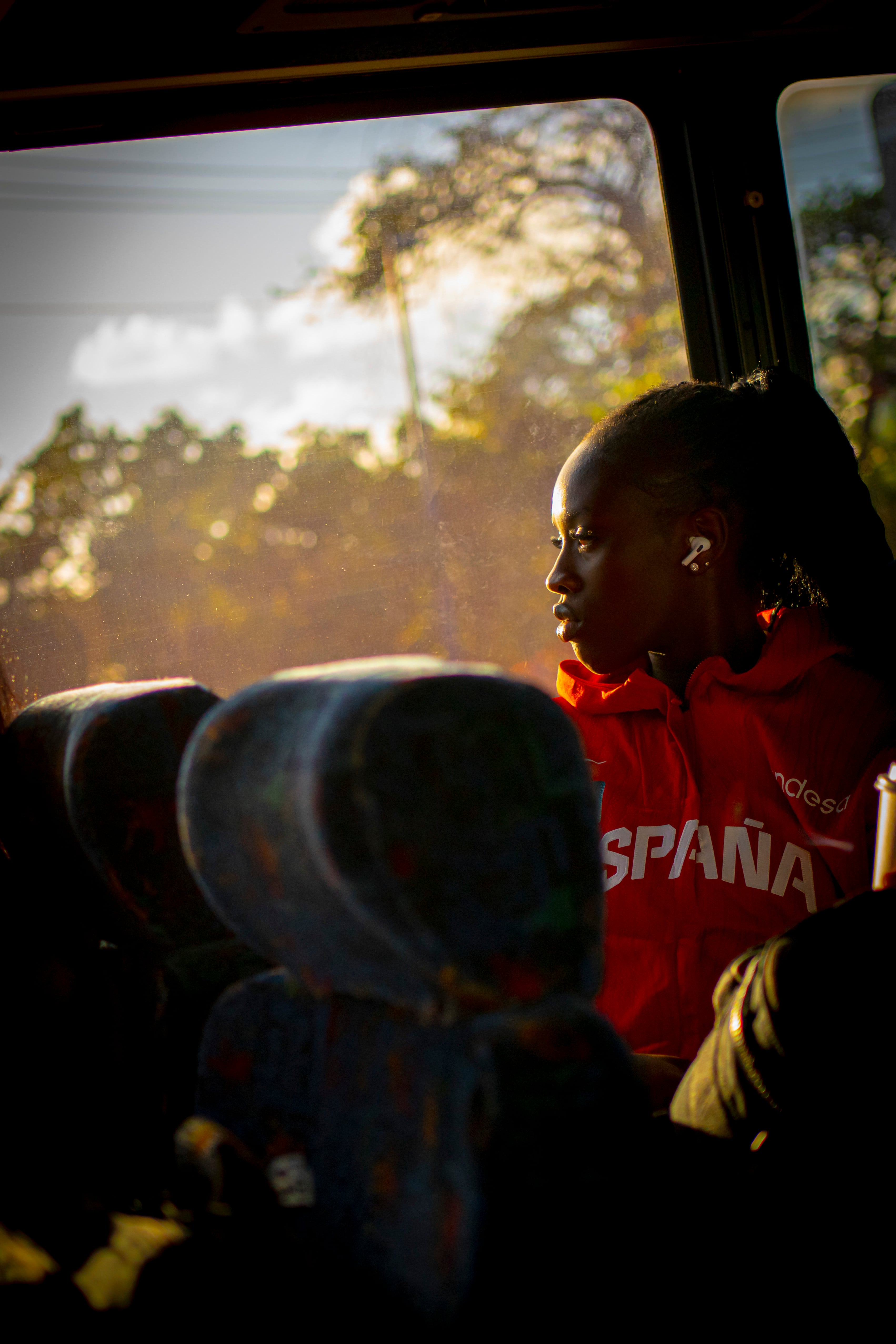 Awa Fam durante un trayecto en autobús con la selección.