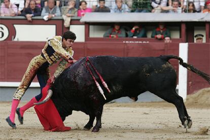 Sebastián Castella, en su primer toro, al que cortó una oreja.