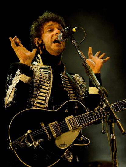 Gustavo Cerati durante una presentación en Colombia el 11 de mayo de 2010