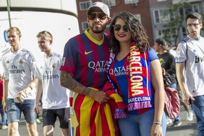 Dos aficionados del Barcelona momentos antes de acceder al Bernabéu.