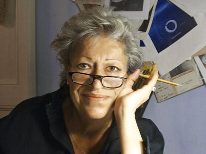 La Peretti y sus gafas. Sin ellas está perdida. Cuanto más cerca de la nariz las lleva, más vodka. Cuanto más lejos, más té chino.