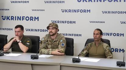 De izquierda a derecha, el portavoz de la inteligencia militar de Ucrania, Andrii Yusov, el exmarino ruso Goga, y el portavoz de la Legión Libertad para Rusia, Maximilian Andrónikov, este miércoles en Kiev.