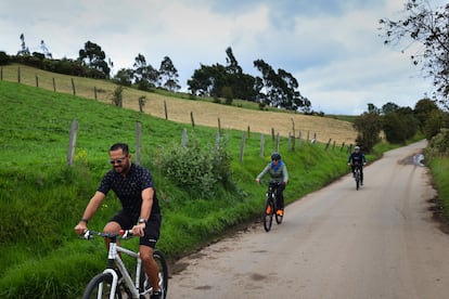 Ciclistas en Bogotá, el 24 de noviembre de 2024.